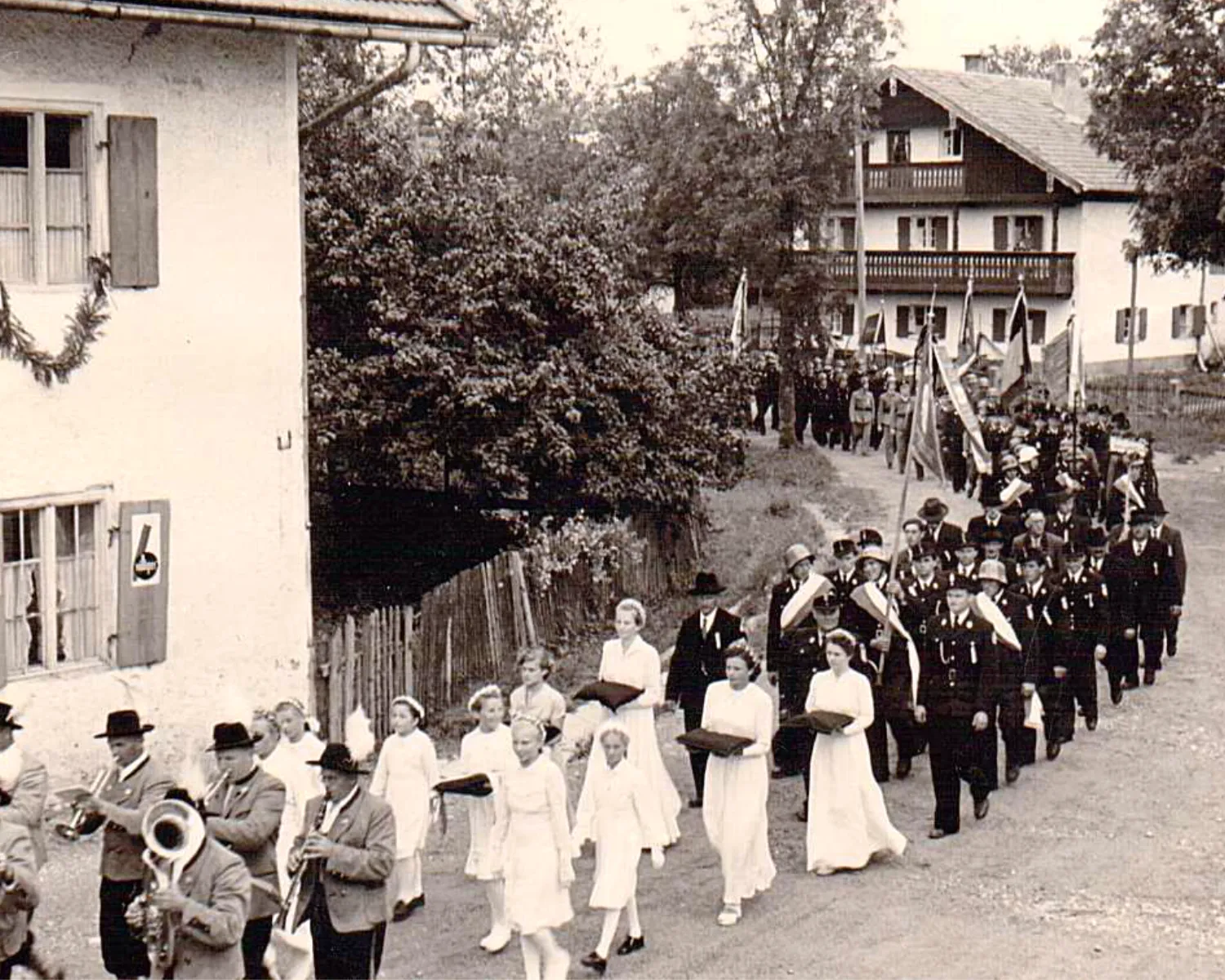 Festzug der Freiwilligen Feuerwehr durch Neufahrn