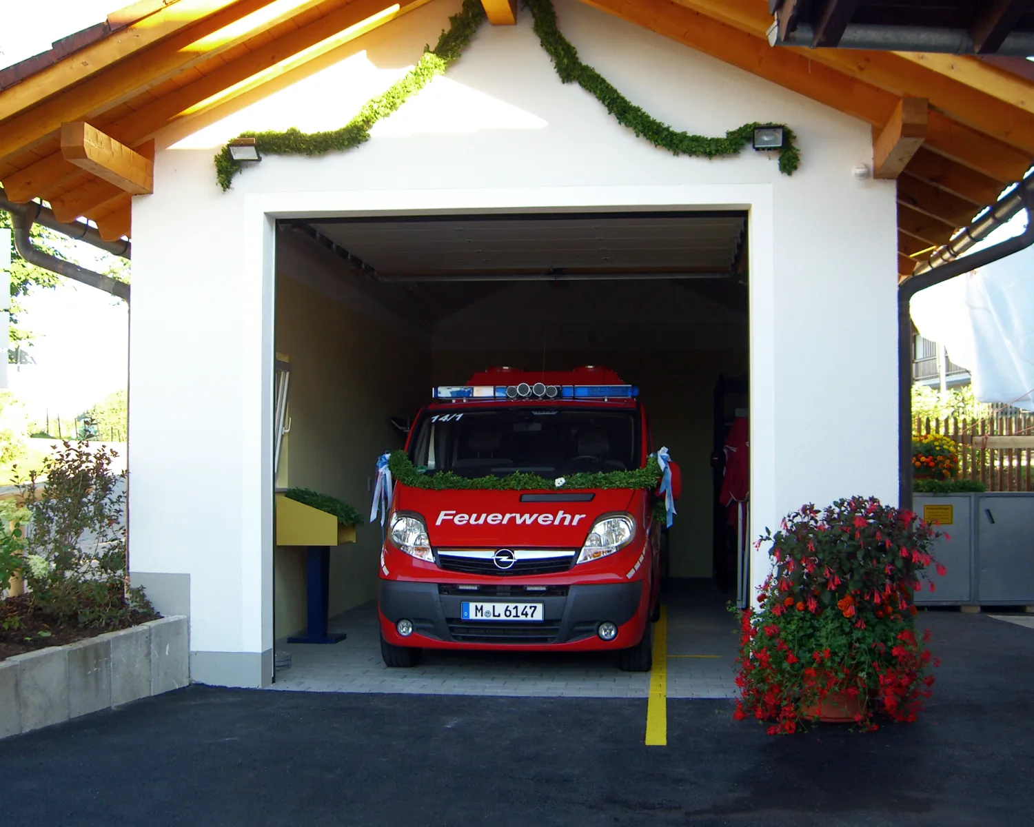 Die 2010 errichtete Fahrzeuggarage für den MTW Neufahrn 14/1