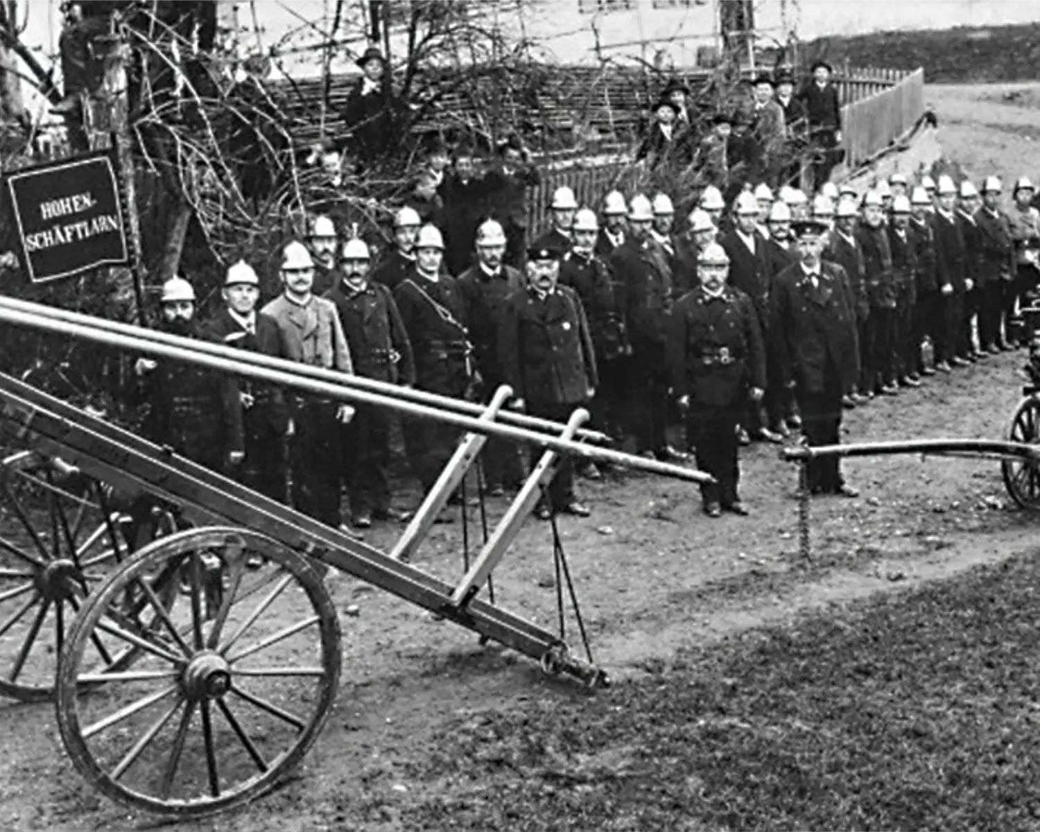 Die Feuerwehr Schäftlarn um 1925 mit Leiterwagen und Spritzenkutsche.